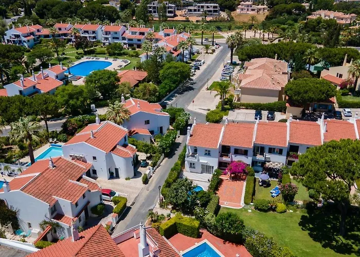 3 Bed Lakeside Village Quinta Do