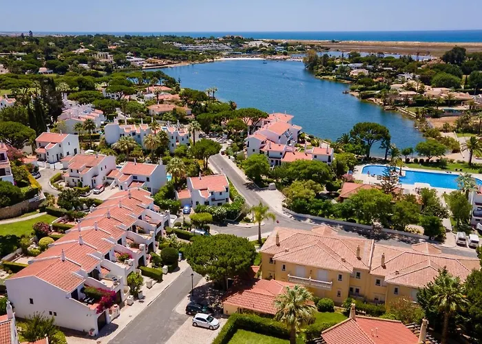 3 Bed Lakeside Village Quinta Do *